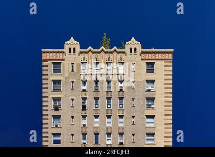 Greenwich Village Landmark: Das Waverly verbindet Ziegel, Stein und Terracotta in einem Art déco-Hochhaus an der Ecke Sixth Avenue und Waverly Place. Stockfoto