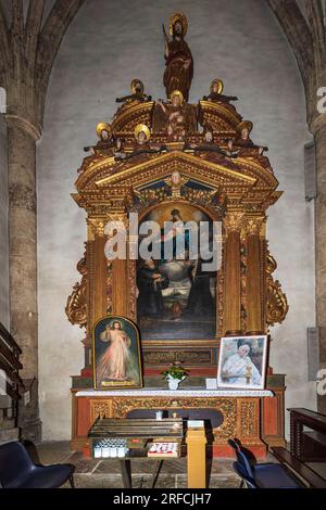 Trentino Fiera di Primiero - Kirche Santa Maria Assunta (1495) - Altar von St. Augustine und St. Monica Stockfoto