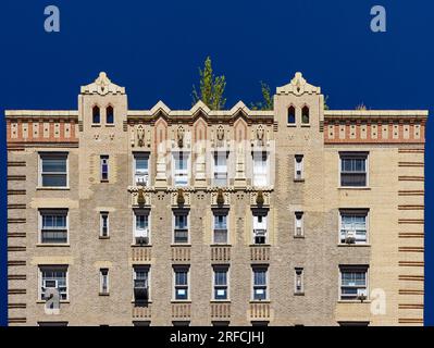 Greenwich Village Landmark: Das Waverly verbindet Ziegel, Stein und Terracotta in einem Art déco-Hochhaus an der Ecke Sixth Avenue und Waverly Place. Stockfoto