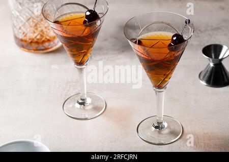 Boozy Classic Manhattan Trinken Sie Bourbon Whiskey, Wermut und aromatische Bitter mit Kirschen Stockfoto