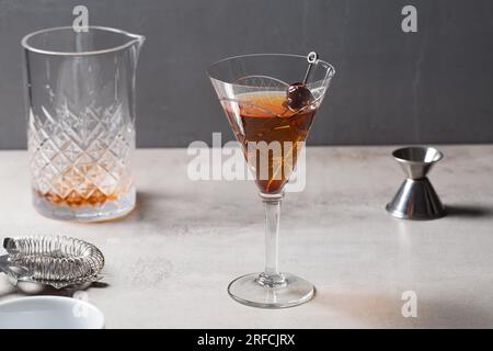 Boozy Classic Manhattan Trinken Sie Bourbon Whiskey, Wermut und aromatische Bitter mit Kirschen Stockfoto