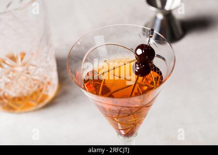 Boozy Classic Manhattan Trinken Sie Bourbon Whiskey, Wermut und aromatische Bitter mit Kirschen Stockfoto