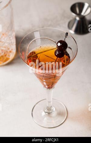 Boozy Classic Manhattan Trinken Sie Bourbon Whiskey, Wermut und aromatische Bitter mit Kirschen Stockfoto