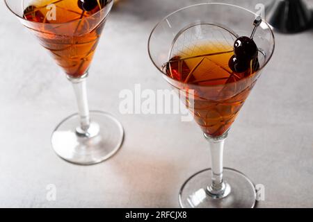 Boozy Classic Manhattan Trinken Sie Bourbon Whiskey, Wermut und aromatische Bitter mit Kirschen Stockfoto