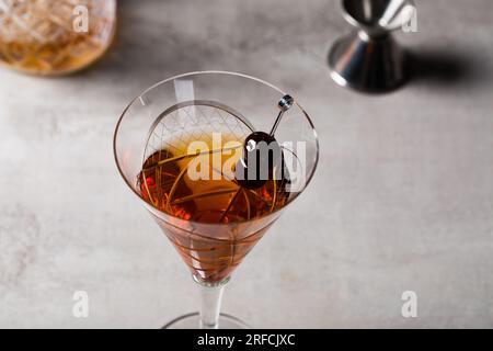 Boozy Classic Manhattan Trinken Sie Bourbon Whiskey, Wermut und aromatische Bitter mit Kirschen Stockfoto