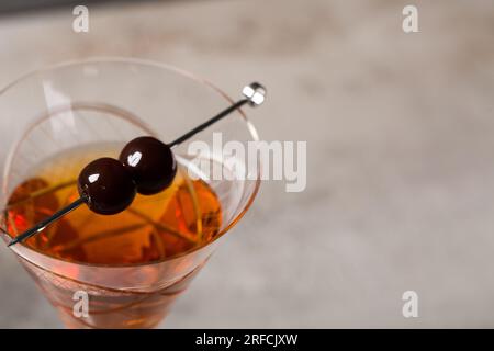 Boozy Classic Manhattan Trinken Sie Bourbon Whiskey, Wermut und aromatische Bitter mit Kirschen Stockfoto