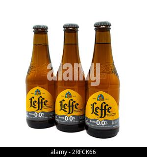 Irvine, Schottland, UK-21. Juli 2023: Flaschen von Leffe-Markenbier mit einem Alkoholgehalt von Null Prozent in wiederverwertbaren Glasflaschen und einer grafischen Darstellung Stockfoto