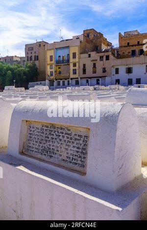 Fez, Marokko - 31. März 2023: Blick auf die Grabsteine auf dem jüdischen Friedhof in Fez, Marokko Stockfoto