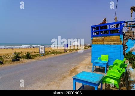 Sidi Kaouki, Marokko - 07. April 2023: Blick auf das Strandresort Sidi Kaouki mit lokalem Café. Marokko Stockfoto