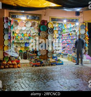 Marrakesch, Marokko - 04. April 2023: Regnerische Nachtszene auf dem Platz Jemaa el-Fnaa mit verschiedenen Verkaufsständen, Einheimischen und Besuchern in Marrakesch, Marokko Stockfoto