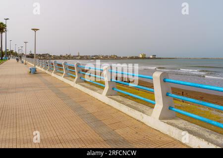 El Jadida, Marokko - 08. April 2023: Szene der Strandpromenade mit Einheimischen und Besuchern in El Jadida, der Atlantikküste Marokkos Stockfoto