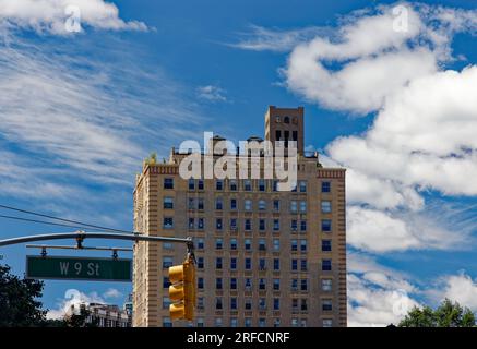 Greenwich Village Landmark: Das Waverly verbindet Ziegel, Stein und Terracotta in einem Art déco-Hochhaus an der Ecke Sixth Avenue und Waverly Place. Stockfoto