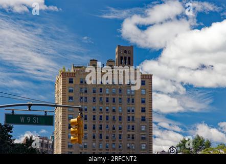 Greenwich Village Landmark: Das Waverly verbindet Ziegel, Stein und Terracotta in einem Art déco-Hochhaus an der Ecke Sixth Avenue und Waverly Place. Stockfoto