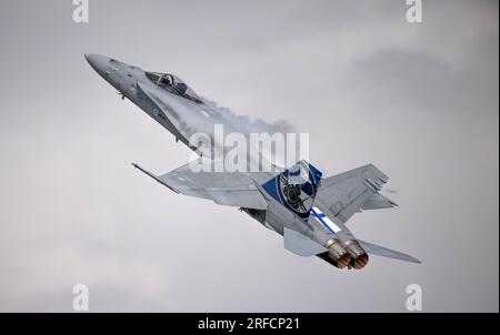 Finnische F/A-18C Hornet von Fighter Squadron 11 während der Ausstellung auf der Royal International Air Show 2023 Stockfoto