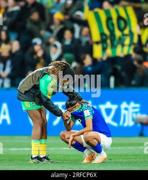 Melbourne, Victoria, Australien. 2. Aug. 2023. ANDRESSA aus Brasilien wird getröstet, nachdem Brasilien nach einem Unentschieden mit Jamaika bei der FIFA Women's World Cup im Melbourne Rectangular Stadium aus der Weltmeisterschaft ausscheidet. (Kreditbild: © Chris Putnam/ZUMA Press Wire) NUR REDAKTIONELLE VERWENDUNG! Nicht für den kommerziellen GEBRAUCH! Stockfoto