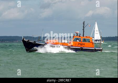 Steuerboot in solent. Pilotboot vor der Küste der Insel wight. Assoziiertes britisches Hafenlotsenschiff. nab ist Pilot von ABP portsmouth. Stockfoto