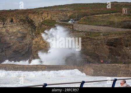 Portreath, Cornwall, 2. August 2023, kamen Menschen, um die großen Wellen und stürmischen Meere in Portreath, Cornwall zu beobachten, die durch eine ungewöhnlich tiefe Gegend mit niedrigem Druck verursacht wurden. Die Temperatur war 17C Grad und die Vorhersage ist, dass die bösen Winde über Nacht nachlassen. Kredit: Keith Larby/Alamy Live News Stockfoto