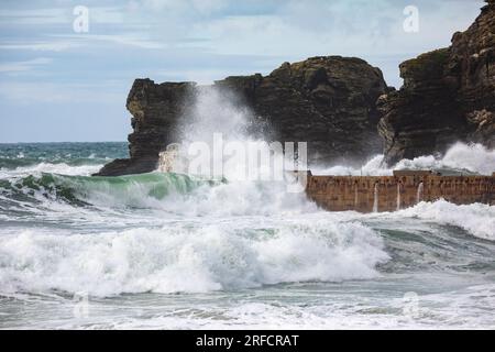 Portreath, Cornwall, 2. August 2023, kamen Menschen, um die großen Wellen und stürmischen Meere in Portreath, Cornwall zu beobachten, die durch eine ungewöhnlich tiefe Gegend mit niedrigem Druck verursacht wurden. Die Temperatur war 17C Grad und die Vorhersage ist, dass die bösen Winde über Nacht nachlassen. Kredit: Keith Larby/Alamy Live News Stockfoto