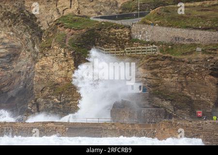 Portreath, Cornwall, 2. August 2023, kamen Menschen, um die großen Wellen und stürmischen Meere in Portreath, Cornwall zu beobachten, die durch eine ungewöhnlich tiefe Gegend mit niedrigem Druck verursacht wurden. Die Temperatur war 17C Grad und die Vorhersage ist, dass die bösen Winde über Nacht nachlassen. Kredit: Keith Larby/Alamy Live News Stockfoto