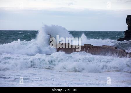 Portreath, Cornwall, 2. August 2023, kamen Menschen, um die großen Wellen und stürmischen Meere in Portreath, Cornwall zu beobachten, die durch eine ungewöhnlich tiefe Gegend mit niedrigem Druck verursacht wurden. Die Temperatur war 17C Grad und die Vorhersage ist, dass die bösen Winde über Nacht nachlassen. Kredit: Keith Larby/Alamy Live News Stockfoto