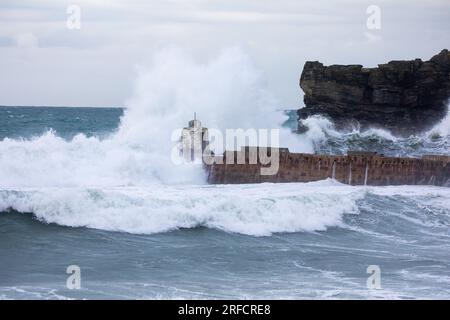 Portreath, Cornwall, 2. August 2023, kamen Menschen, um die großen Wellen und stürmischen Meere in Portreath, Cornwall zu beobachten, die durch eine ungewöhnlich tiefe Gegend mit niedrigem Druck verursacht wurden. Die Temperatur war 17C Grad und die Vorhersage ist, dass die bösen Winde über Nacht nachlassen. Kredit: Keith Larby/Alamy Live News Stockfoto