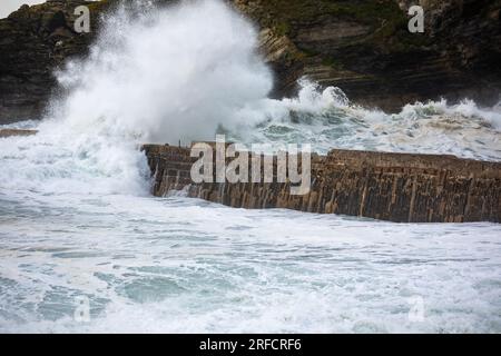 Portreath, Cornwall, 2. August 2023, kamen Menschen, um die großen Wellen und stürmischen Meere in Portreath, Cornwall zu beobachten, die durch eine ungewöhnlich tiefe Gegend mit niedrigem Druck verursacht wurden. Die Temperatur war 17C Grad und die Vorhersage ist, dass die bösen Winde über Nacht nachlassen. Kredit: Keith Larby/Alamy Live News Stockfoto