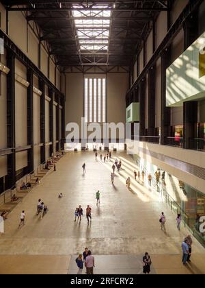 Innenraum der Turbine Hall in Tate Modern, London, Großbritannien Stockfoto