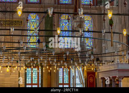 Ein Bild des farbenfrohen und herrlichen Innenraums der Fatih-Moschee in Istanbul. Stockfoto