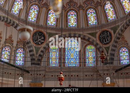 Ein Bild des farbenfrohen und herrlichen Innenraums der Fatih-Moschee in Istanbul. Stockfoto