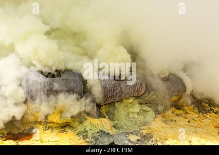 Schwefelgase am Kratersee Ijen auf der Insel Java in Indonesien. Stockfoto