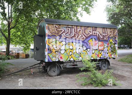 Berlin, Deutschland, 10. Juli 2023, Bauanhänger in Urbanhafen in Kreuzberg, Deutschland, farbenfroh mit Graffiti bemalt Stockfoto