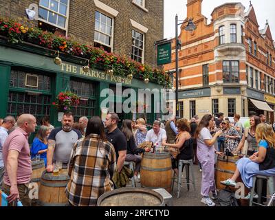 Gäste, die außerhalb des Market Porter Pub neben Borough Market, London, Großbritannien trinken Stockfoto