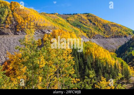 Herbstfarbe entlang der Million Dollar Highway (US 550) als Bestandteil der San Juan Skyway Scenic Byway in Colorado. Stockfoto