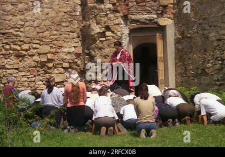 Kloster Hadambu, Kreis Iasi, Rumänien, 1999. Gläubige und Priester während eines liturgischen Gottesdienstes draußen. Stockfoto