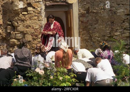 Kloster Hadambu, Kreis Iasi, Rumänien, 1999. Gläubige und Priester während eines liturgischen Gottesdienstes draußen. Stockfoto