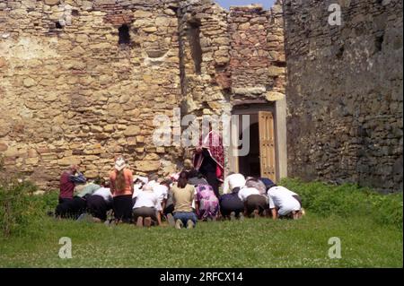 Kloster Hadambu, Kreis Iasi, Rumänien, 1999. Gläubige und Priester während eines liturgischen Gottesdienstes draußen. Stockfoto