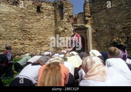 Kloster Hadambu, Kreis Iasi, Rumänien, 1999. Gläubige und Priester während eines liturgischen Gottesdienstes draußen. Stockfoto