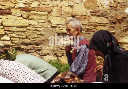 Kloster Hadambu, Kreis Iasi, Rumänien, 1999. Orthodoxe Gläubige kreuzen sich während eines Gottesdienstes draußen. Stockfoto