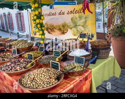 OLIVEN MARKT französischer Breton Marktstand, der eine Vielzahl gesunder Oliven auf Ausstellungsflächen verkauft Holzschalen Jardins du Soleil Moelan sur Mer Brittany Frankreich Stockfoto