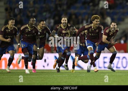 Genk, Belgien. 02. Aug. 2023. Servettes Spieler feiern nach dem Sieg eines Fußballspiels zwischen dem belgischen KRC Genk und dem Swiss Servette FC am Mittwoch, den 02. August 2023 in Genk, der ersten Etappe der zweiten Qualifikationsrunde für den UEFA Champions League-Wettbewerb. BELGA FOTO JOHAN EYCKENS Kredit: Belga News Agency/Alamy Live News Stockfoto