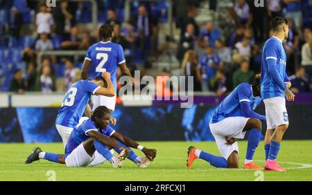 Genk, Belgien. 02. Aug. 2023. Die Spieler von Genk sehen nach einem Fußballspiel zwischen dem belgischen KRC Genk und dem Swiss Servette FC am Mittwoch, den 02. August 2023 in Genk, der ersten Etappe der zweiten Qualifikationsrunde für den UEFA Champions League-Wettbewerb, deprimiert aus. BELGA PHOTO VIRGINIE LEFOUR Kredit: Belga News Agency/Alamy Live News Stockfoto