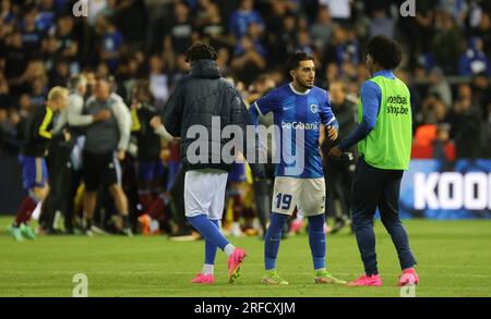 Genk, Belgien. 02. Aug. 2023. Die Spieler von Genk sehen nach einem Fußballspiel zwischen dem belgischen KRC Genk und dem Swiss Servette FC am Mittwoch, den 02. August 2023 in Genk, der ersten Etappe der zweiten Qualifikationsrunde für den UEFA Champions League-Wettbewerb, deprimiert aus. BELGA PHOTO VIRGINIE LEFOUR Kredit: Belga News Agency/Alamy Live News Stockfoto