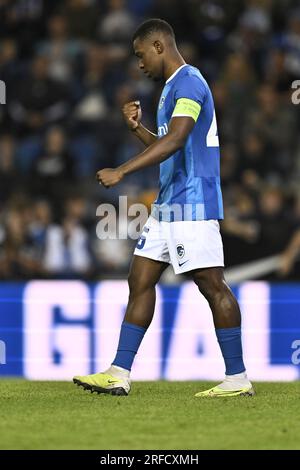 Genk, Belgien. 02. Aug. 2023. Genks Carlos Cuesta, nachdem er während eines Fußballspiels zwischen dem belgischen KRC Genk und dem Swiss Servette FC am Mittwoch, den 02. August 2023 in Genk, der ersten Etappe der zweiten Qualifikationsrunde für den UEFA Champions League-Wettbewerb, ein Tor geschossen hat. BELGA FOTO JOHAN EYCKENS Kredit: Belga News Agency/Alamy Live News Stockfoto