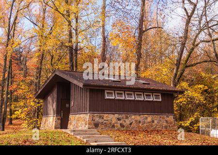 Herbstszene in einem der vielen Parkgebiete in den Buffalo National River Distrikten, die vom National Park Service verwaltet werden. Stockfoto