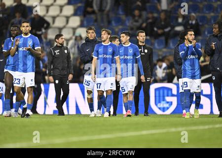 Genk, Belgien. 02. Aug. 2023. Genks Spieler sehen deprimiert aus, nachdem sie am Mittwoch, den 02. August 2023, in Genk, der ersten Etappe der zweiten Qualifikationsrunde für den UEFA Champions League-Wettbewerb, ein Fußballspiel zwischen dem belgischen KRC Genk und dem Swiss Servette FC verloren haben. BELGA FOTO JOHAN EYCKENS Kredit: Belga News Agency/Alamy Live News Stockfoto