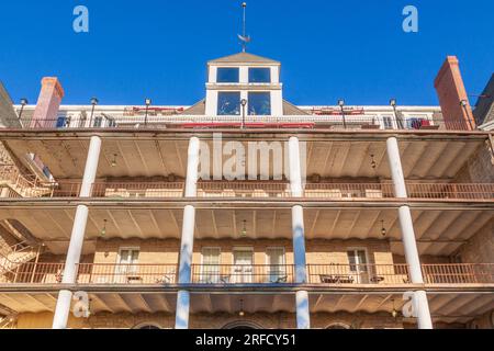 Am 20. Mai 1886 eröffnete das grandiose und luxuriöse Crescent Hotel in Eureka Springs, Arkansas, das angeblich gespenstisch ist. Stockfoto