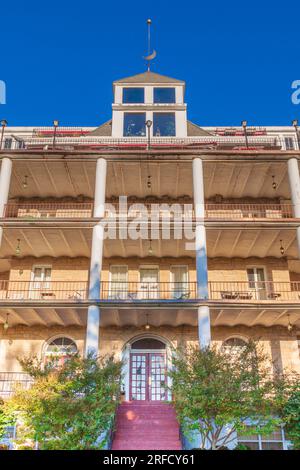 Am 20. Mai 1886 eröffnete das grandiose und luxuriöse Crescent Hotel in Eureka Springs, Arkansas, das angeblich gespenstisch ist. Stockfoto