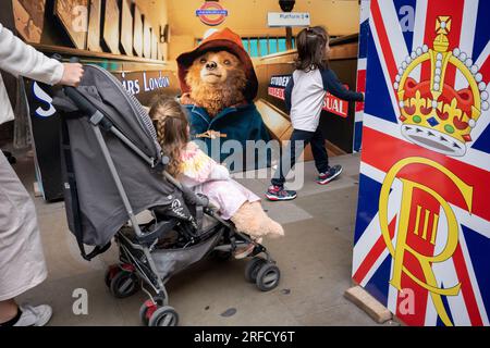 Besucher der Hauptstadt und Londoner sehen am 25. Juli 2023 in London, England, Souvenirs von Paddington Bear am Piccadilly Circus im West End. Stockfoto