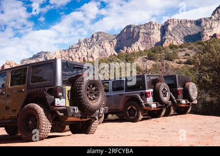 Im Red Rocks State Park in Sedona, Arizona, parken Geländewagen Stockfoto