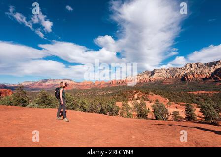 Eine Frau genießt die Aussicht von oben auf das Tal in der Nähe von Sedona in Arizona, USA Stockfoto